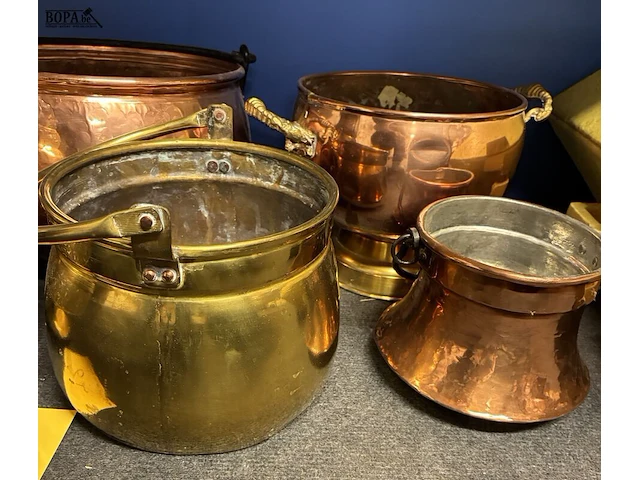 Lot 64 - lot koperen kookpotten en ketels - 5 stuks - afbeelding 3 van  3