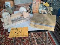 Lot 64 - marmeren lot decoratie: juwelendoos, boekensteun en fotohoud - afbeelding 1 van  6