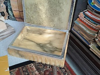 Lot 64 - marmeren lot decoratie: juwelendoos, boekensteun en fotohoud - afbeelding 3 van  6