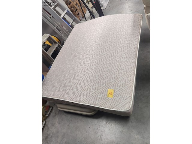 Lot 64 - matras - afbeelding 1 van  4