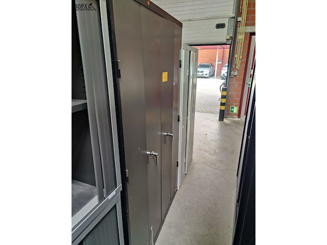 Lot 64 - metalen mewaf dossierkast - afbeelding 1 van  3