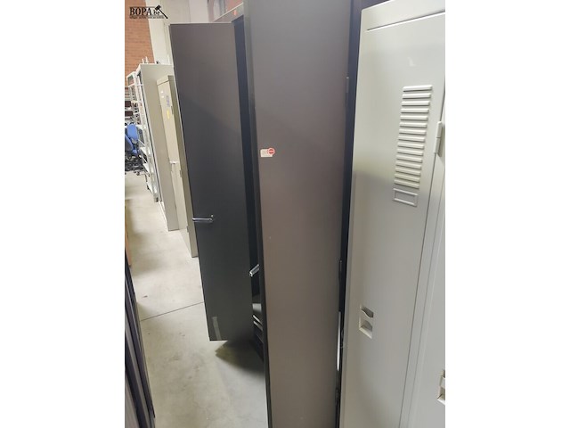 Lot 64 - metalen mewaf dossierkast - afbeelding 2 van  3