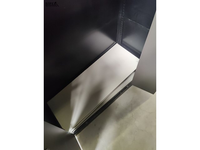 Lot 64 - metalen mewaf dossierkast - afbeelding 3 van  3