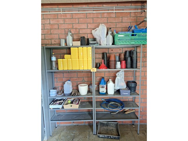 Lot 64 - metalen rekken met inhoud. 2 stuks - afbeelding 1 van  6