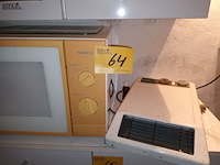 Lot 64 - microgolfoven en elektrische verwarming - afbeelding 1 van  4