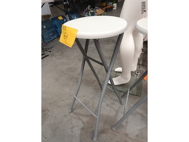 Lot 64 - plooibaar krukje. 2 stuks - afbeelding 2 van  2
