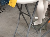 Lot 64 - plooibaar krukje. 2 stuks - afbeelding 2 van  2