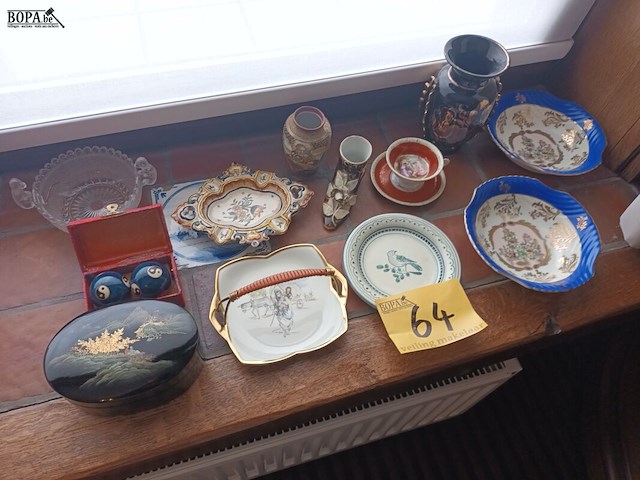 Lot 64 - porselein en decoratie. 12 stuks - afbeelding 1 van  6