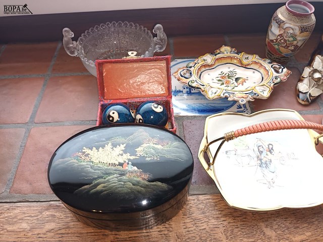 Lot 64 - porselein en decoratie. 12 stuks - afbeelding 4 van  6