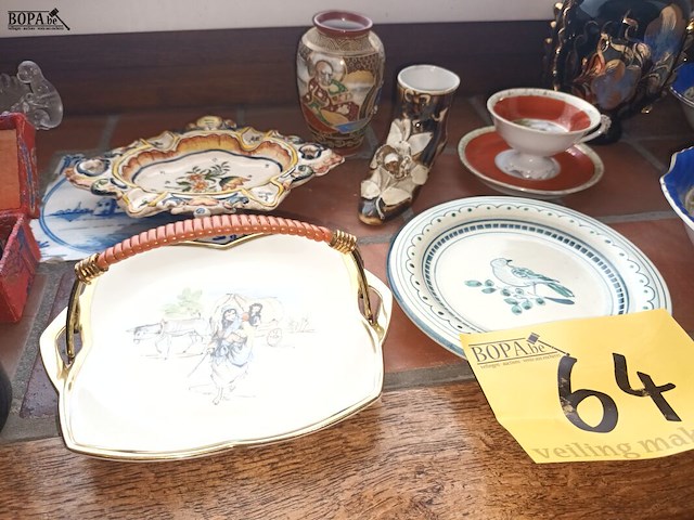 Lot 64 - porselein en decoratie. 12 stuks - afbeelding 5 van  6