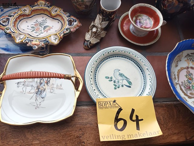 Lot 64 - porselein en decoratie. 12 stuks - afbeelding 6 van  6