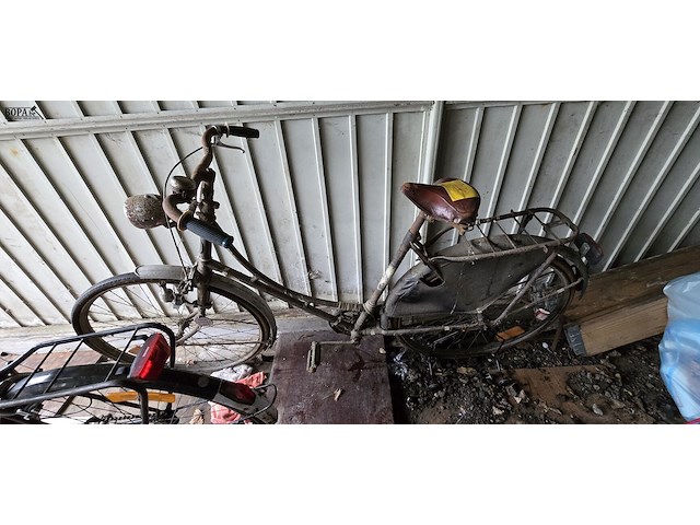 Lot 64 - retro oma fiets - afbeelding 1 van  3