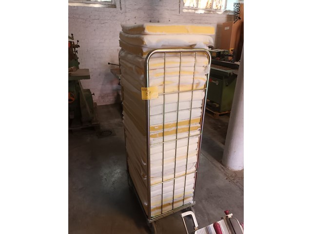 Lot 64 - rolcontainer met vulmousse - afbeelding 1 van  3