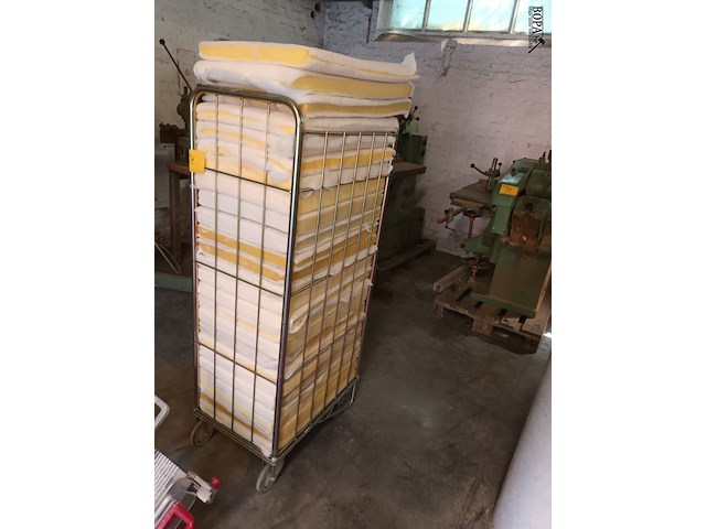 Lot 64 - rolcontainer met vulmousse - afbeelding 2 van  3