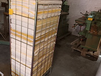 Lot 64 - rolcontainer met vulmousse - afbeelding 2 van  3