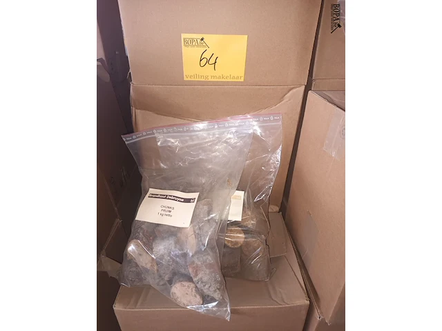 Lot 64 - rookhout chunks pruim 1 kg. 19 stuks - afbeelding 1 van  3