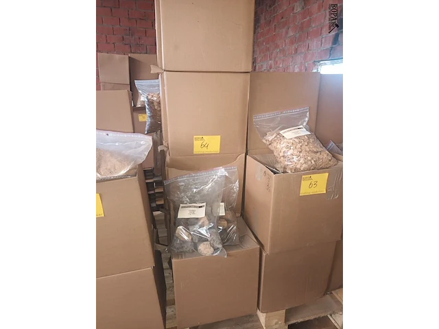 Lot 64 - rookhout chunks pruim 1 kg. 19 stuks - afbeelding 2 van  3