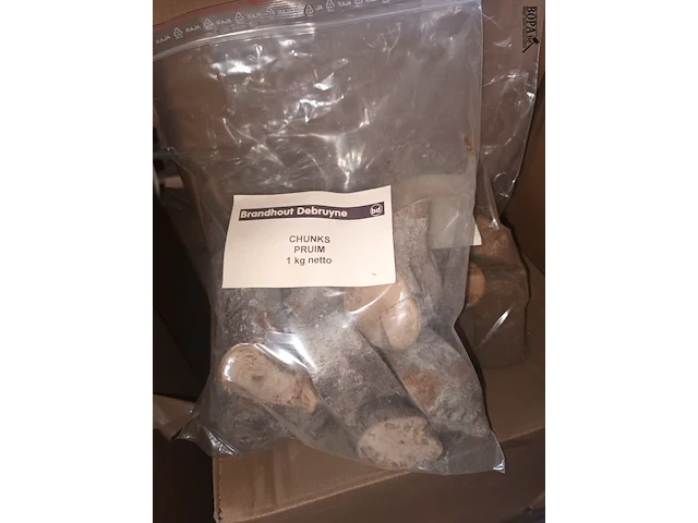 Lot 64 - rookhout chunks pruim 1 kg. 19 stuks - afbeelding 3 van  3