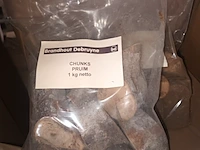 Lot 64 - rookhout chunks pruim 1 kg. 19 stuks - afbeelding 3 van  3
