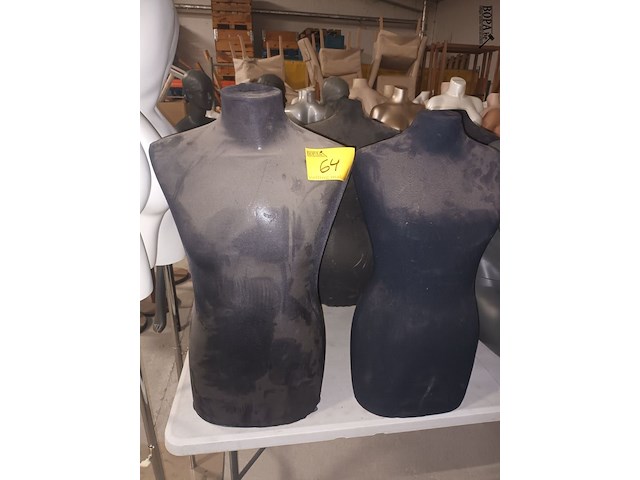 Lot 64 - stoffen buste. 2 stuks - afbeelding 1 van  3