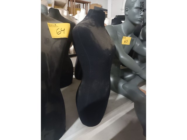 Lot 64 - stoffen buste. 2 stuks - afbeelding 3 van  3