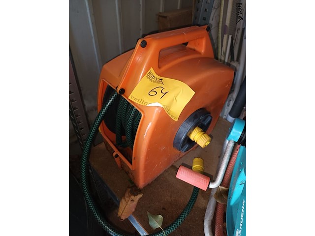 Lot 64 - tuinslang op haspel - afbeelding 1 van  2
