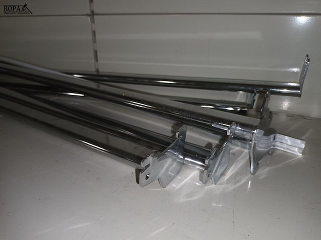 Lot 64 - verchroomde kledingstangen. 6 stuks - afbeelding 3 van  3