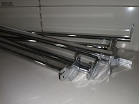 Lot 64 - verchroomde kledingstangen. 6 stuks - afbeelding 3 van  3
