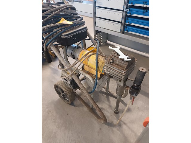 Lot 64 - verfspuitmachine taiver - afbeelding 1 van  5