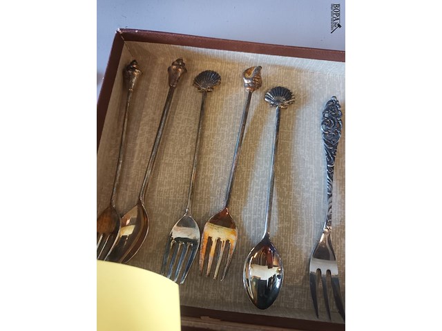 Lot 64 - vintage lepels en vorken. 38 stuks - afbeelding 3 van  4