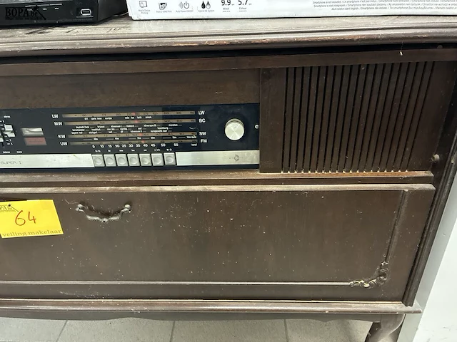 Lot 64 - vintage stereokast met platenspeler - afbeelding 3 van  6