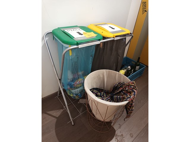 Lot 64 - vuilnismand en vuilniszakhouder - afbeelding 1 van  2