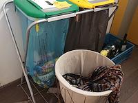 Lot 64 - vuilnismand en vuilniszakhouder - afbeelding 1 van  2