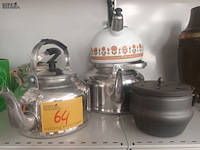 Lot 64 - waterketels en kookpotje - afbeelding 1 van  4