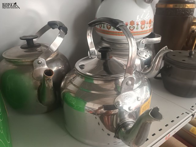 Lot 64 - waterketels en kookpotje - afbeelding 2 van  4