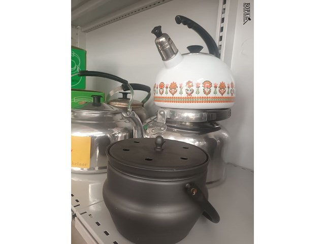 Lot 64 - waterketels en kookpotje - afbeelding 4 van  4