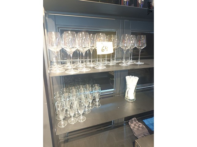 Lot 64 - wijnglazen. 38 stuks - afbeelding 1 van  3