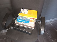 Lot 640 - bureaustoel en boeken