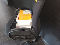 Lot 640 - bureaustoel en boeken - afbeelding 2 van  3