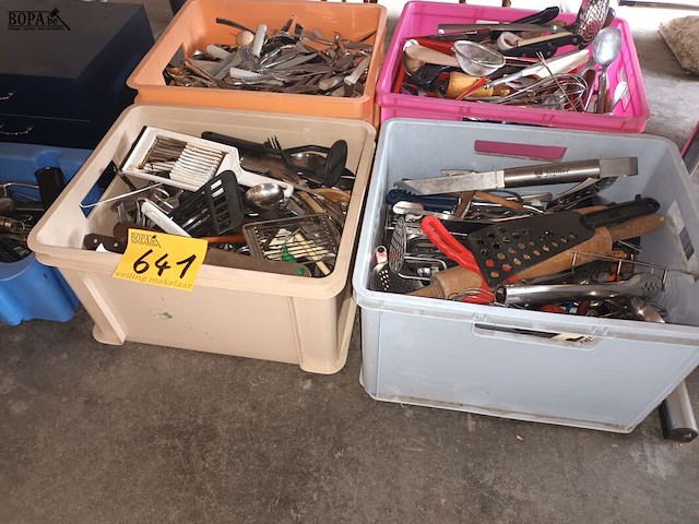 Lot 641 - bestek en keukengerei. 6 bakken - afbeelding 1 van  5