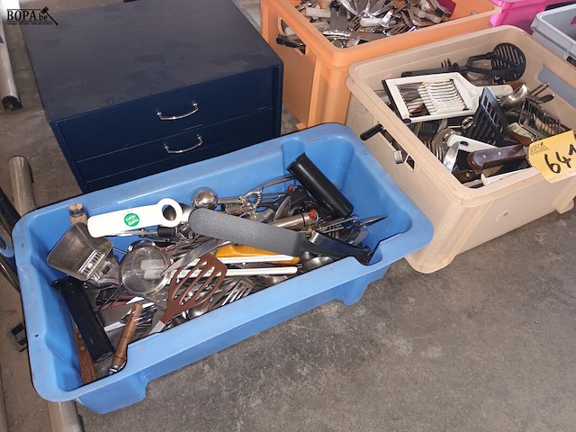 Lot 641 - bestek en keukengerei. 6 bakken - afbeelding 2 van  5