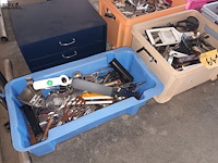 Lot 641 - bestek en keukengerei. 6 bakken - afbeelding 2 van  5