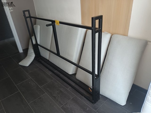 Lot 641 - zetel onderstel met kussen - afbeelding 1 van  2