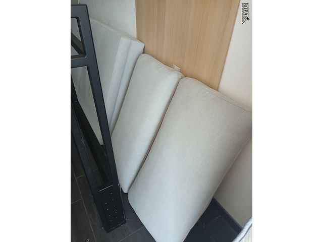 Lot 641 - zetel onderstel met kussen - afbeelding 2 van  2