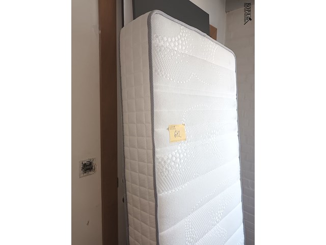 Lot 642 - showroom matras - afbeelding 2 van  2
