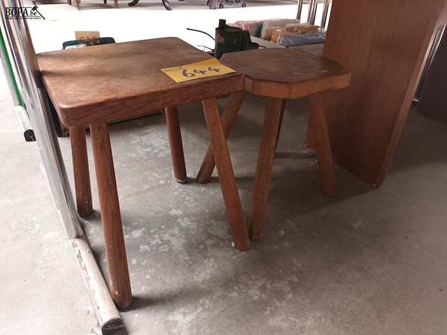 Lot 644 - houten krukjes. 2 stuks - afbeelding 2 van  2