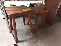 Lot 644 - houten krukjes. 2 stuks - afbeelding 2 van  2