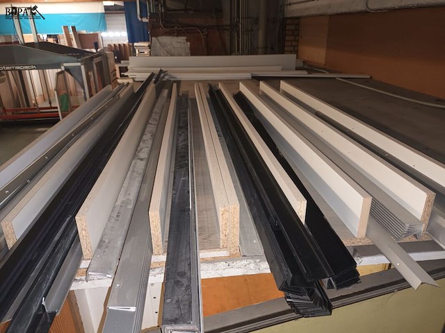 Lot 646 - metalen profielen en melamine latten - afbeelding 2 van  4