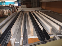 Lot 646 - metalen profielen en melamine latten - afbeelding 2 van  4