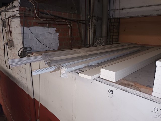 Lot 646 - metalen profielen en melamine latten - afbeelding 3 van  4